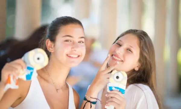 Students in USC's "Storytelling in the Digital Age" pre-college program eat ice cream. Read on to find the difference between residential vs. commuter pre-college programs.