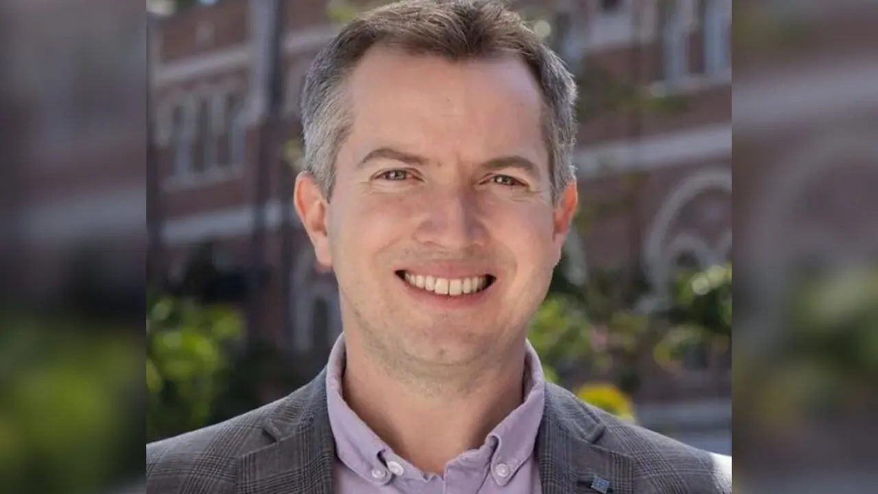 Headshot of Glenn Fox.